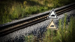 Zapory podniesione, Audi zderzyło się z pociągiem w Pile