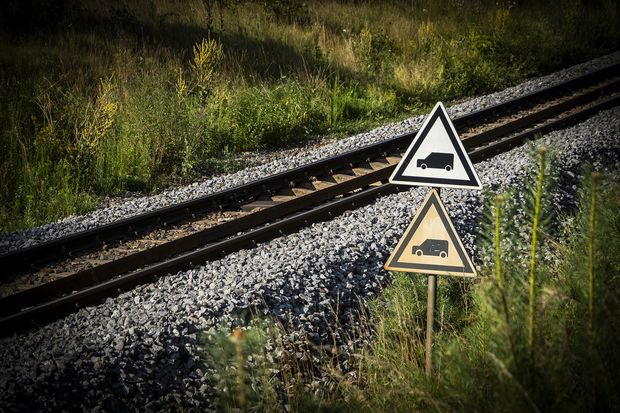 Zapory podniesione, Audi zderzyło się z pociągiem w Pile