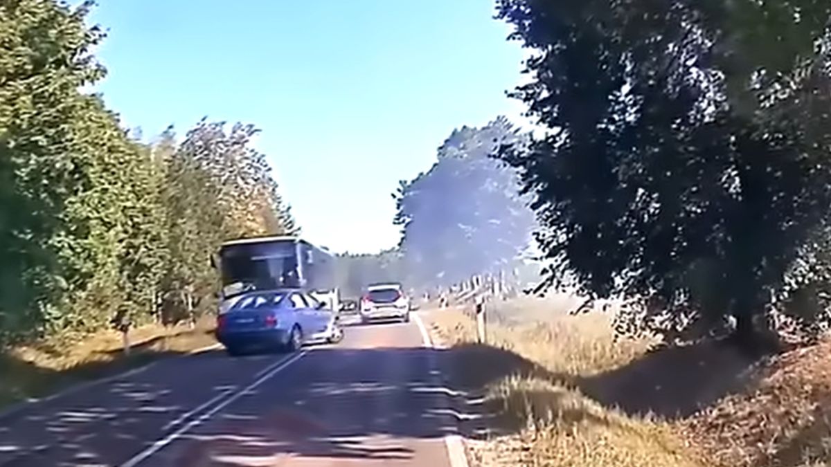 Kierowca Passata jechał na czołówkę z autobusem