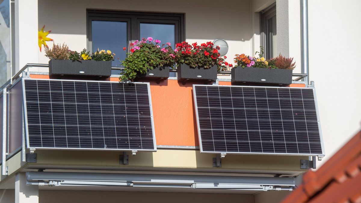 Subsidy for small "balcony power plants
07 November 2022, Mecklenburg-Western Pomerania, Stralsund: Solar modules for a so-called balcony power plant hang on a balcony. As of Tuesday, citizens in Mecklenburg-Western Pomerania can apply for funding for so-called plug-in balcony photovoltaic systems. Photo: Stefan Sauer/dpa 
Dostawca: PAP/DPA
Stefan Sauer
Consumer, Solar, Solar system, balcony power plant, fotowoltaika na balkonie, balkon