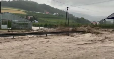 Powódź w Małopolsce. Ulica zamieniła się w rwącą rzekę