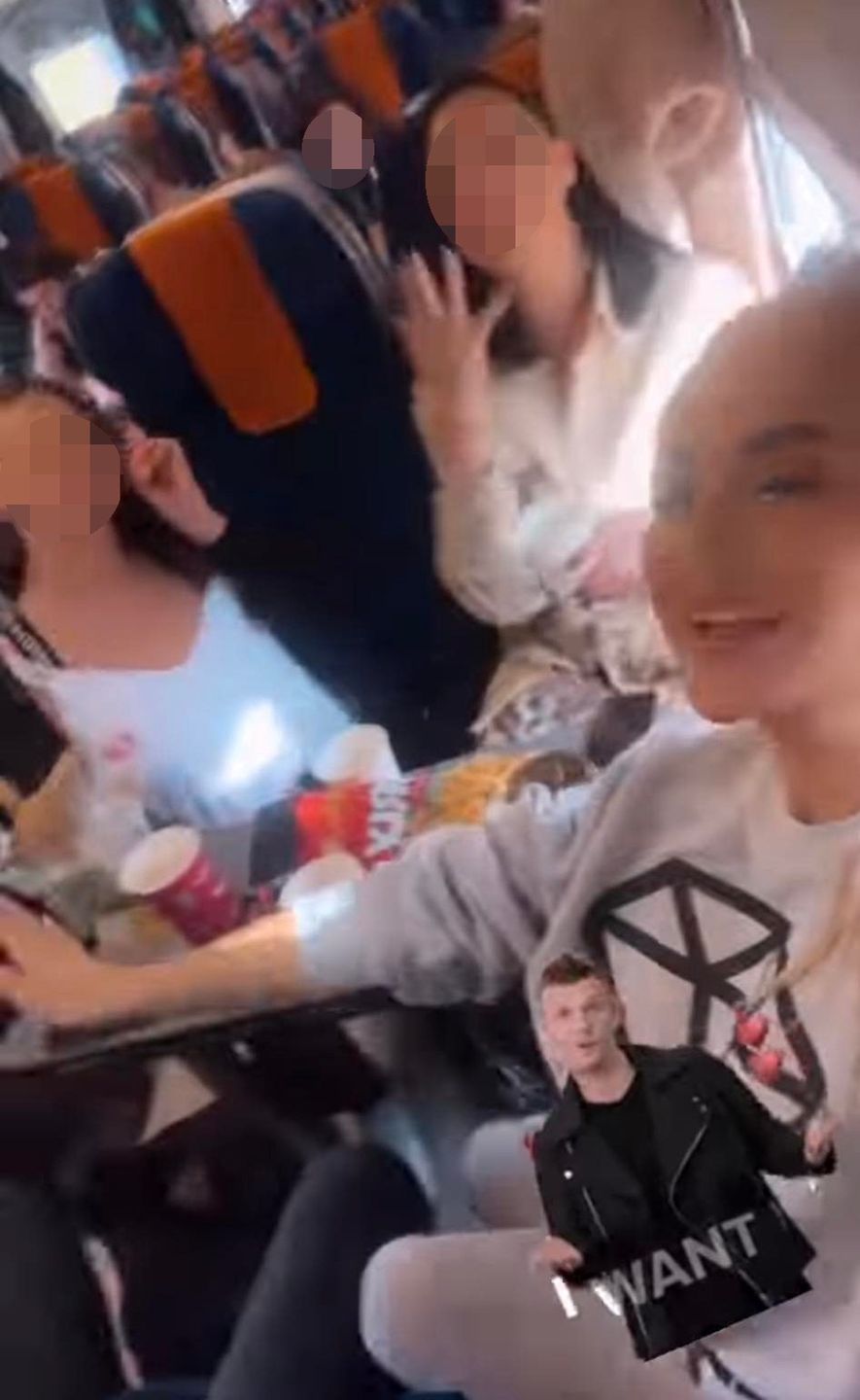 Izabela Macudzińska z koleżankami w pociągu