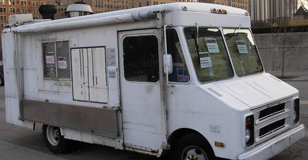 Upiorny food truck. Mobilna budka z jedzeniem kryła ciała matki i córki
