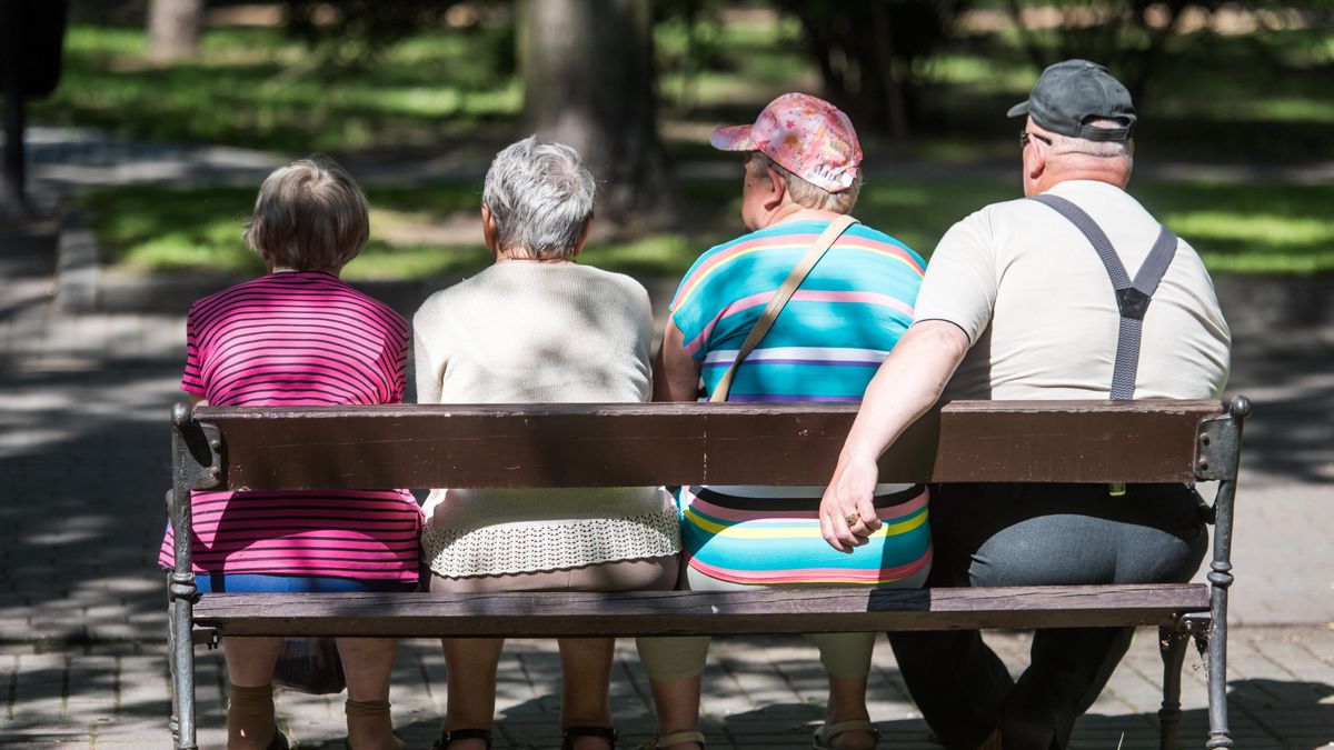 park
Ciechocinek, 01.07.2015. Kuracjusze w Ciechocinku.
(abug) PAP/Tytus �mijewski
Tytus �mijewski
z�oty wiek, dojrza�y, kuracjusz, kuracjusze, uzdrowisko, relaks, czas wolny, wypoczynek, ostatni okres �ycia, senior, seniorzy, emeryt, emeryci, hobby, ilustracja ilustracje, sanatorium, spacer spacery, starsza osoba, starsze osoby, wolne
