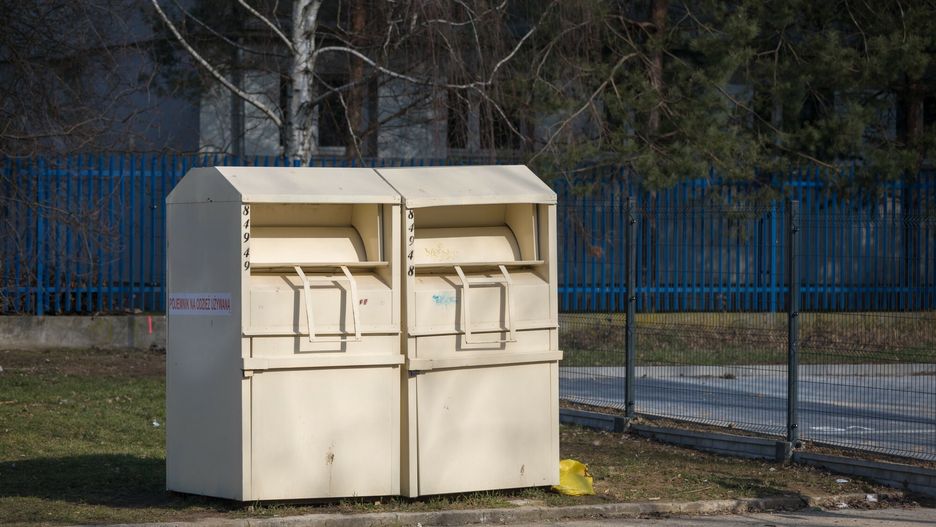 Nieoznakowane pojemniki na odzież używaną