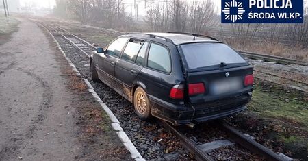 BMW utknęło na torach. Kierowcy i pasażerowi grozi do 10 lat więzienia