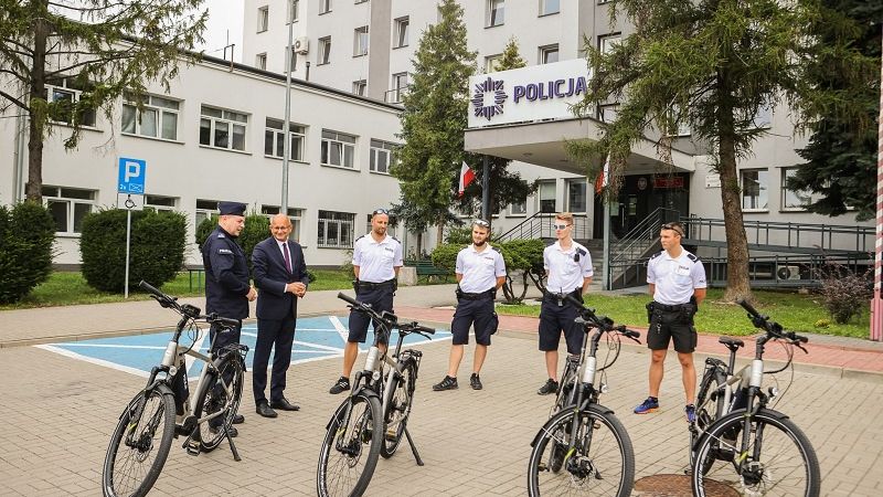 Policjanci otrzymali od prezydenta Lublina 4 nowe rowery elektryczne