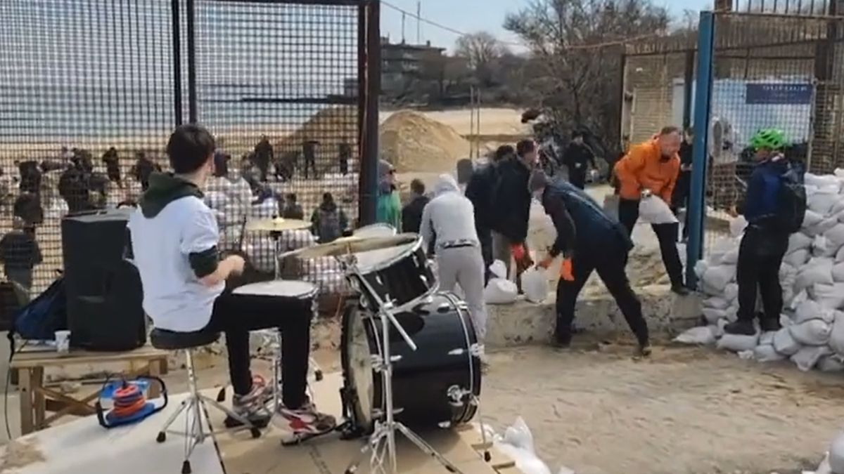 W Odessie mieszkańcy budują elementy militarnych umocnień 