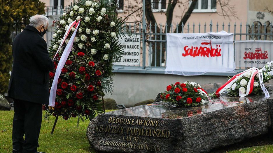 Warszawa. Jarosław Kaczyński złożył kwiaty na grobie