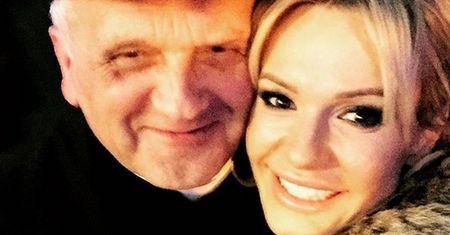 Doda pozuje... z księdzem (FOTO)