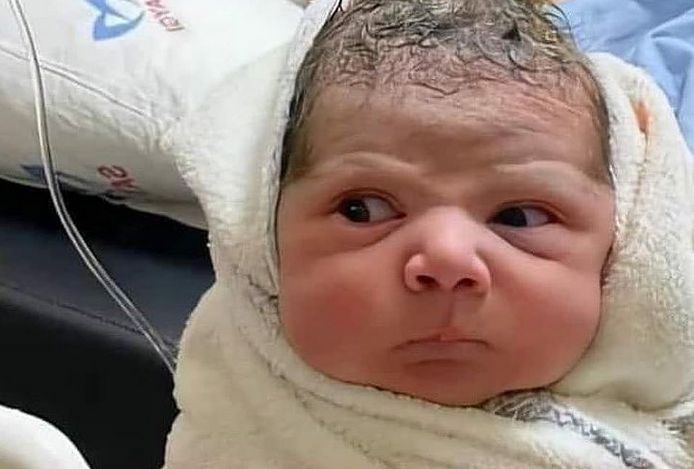 "Rozczarowany noworodek". Zdjęcie z porodu podbiło internet