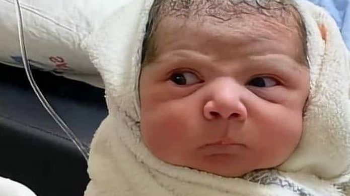 "Rozczarowany noworodek". Zdjęcie z porodu podbiło internet