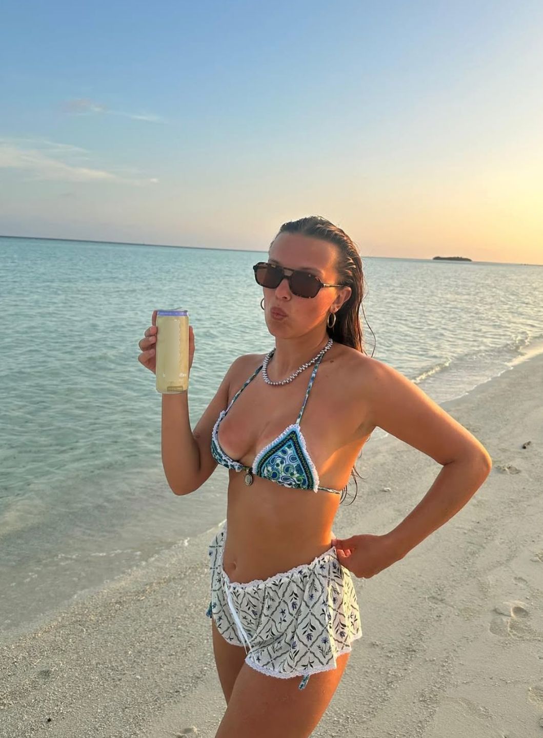 Millie Bobby Brown na plaży