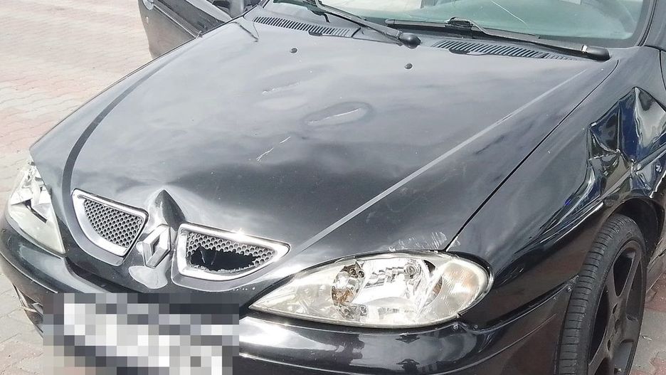 Zniszczony motyką kabriolet