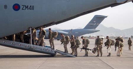 Wojsko USA opuściło Afganistan. Tysiące ludzi wciąż czekają na ewakuację
