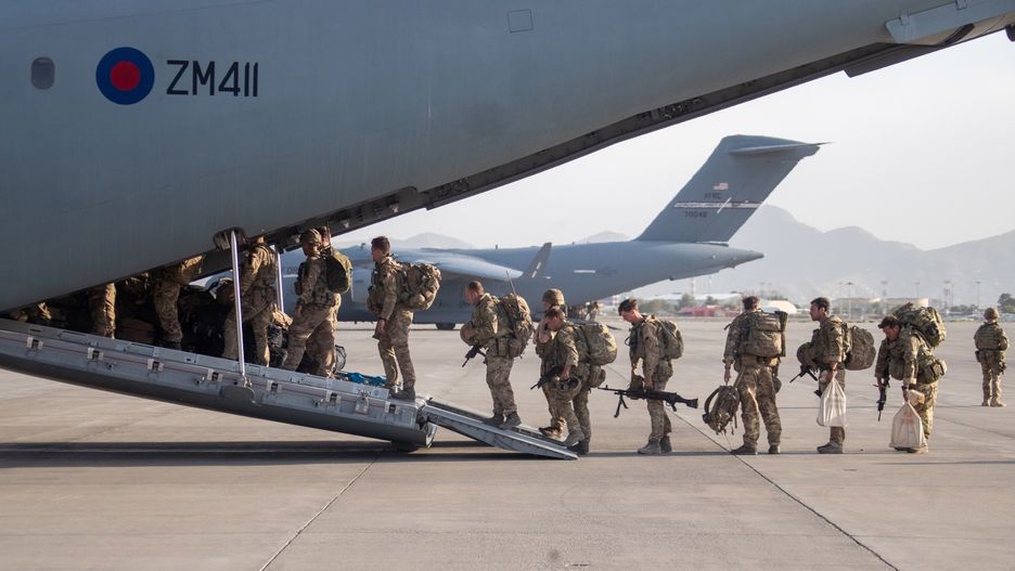 UK military personnel leave Afghanistanepa09434541 A handout picture provided by the British Ministry of Defence (MOD) shows UK military personnel onboard a A400M aircraft departing Kabul, Afghanistan, 28 August 2021, as part of Operation PITTING. Eligible Afghans are also being evacuated to the UK via the UAE under the Afghan Relocation and Assistance Program (ARAP). Some will land and be processed at RAF Brize Norton (BZZ).  EPA/JONATHAN GIFFORD / BRITISH MINISTRY OF DEFENCE / HANDOUT MANDATORY CREDIT: MOD/CROWN COPYRIGHT HANDOUT EDITORIAL USE ONLY/NO SALES Dostawca: PAP/EPA.JONATHAN GIFFORD / BRITISH MINISTRY OF DEFENCE / HANDOUTAfghanistan, Op Pitting, Departing, Evacuation, Royal Air Force, RAF, Equipment, Aircraft, Tanker and Transport, ATLAS, A400M, Tactical and strategic airlift