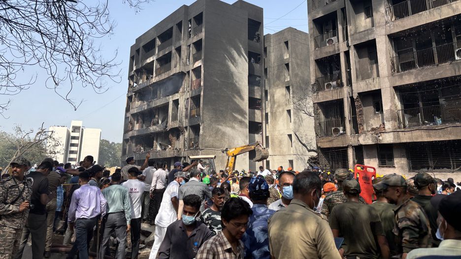 Air India plane with over 240 on board crashes after take-off in Ahmedabad
epa12171109 People gather at the site of a plane crash near Sardar Vallabhbhai Patel International Airport in Ahmedabad, Gujarat, western India, 12 June 2025. Air India flight AI171, bound for London carrying 242 passengers and crew members on board a Boeing 787-8 aircraft, crashed minutes after take-off in the Meghaninagar area of Ahmedabad.  EPA/SIDDHARAJ SOLANKI 
Dostawca: PAP/EPA.
SIDDHARAJ SOLANKI
flight AI171, plane crash, plane accident, Ahmedabad, Air India