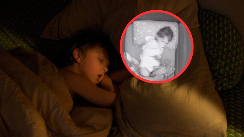 Niania próbuje obudzić chłopca z drzemki