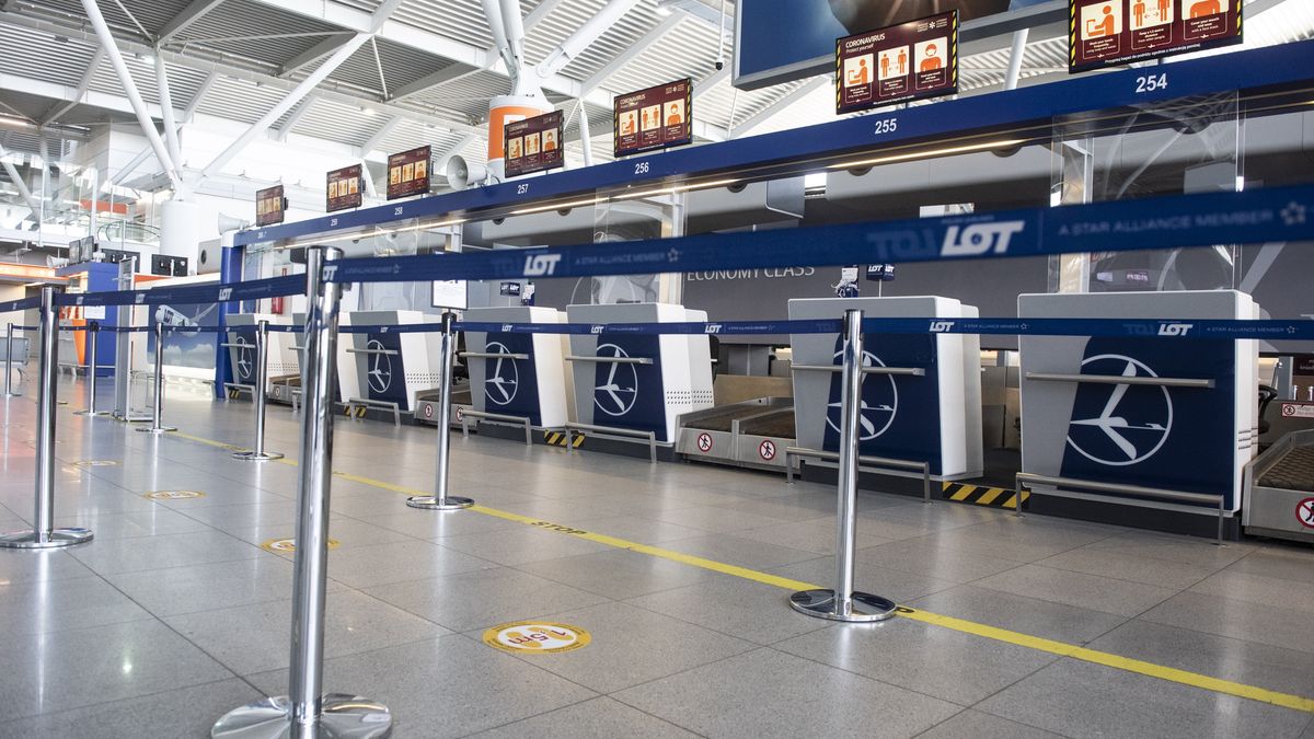 Warszawa. 29.05.2020. Nowe zasady na Lotnisku Chopiina w zwiazku z odmrazaniem lotow w czasie epidemii. N/z sciezka pasazera, SnÃ­mek: 523626058, Licence: Rights-managed, Restrikce: , Model Release: no, Credit: Filip Blazejowski / Forum