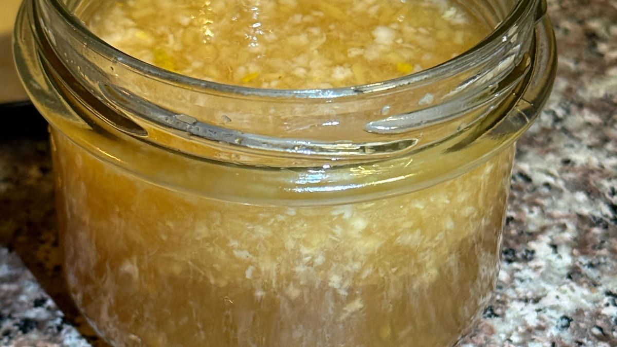 Domowy syrop może być dobrym wsparciem w leczeniu przeziębienia.