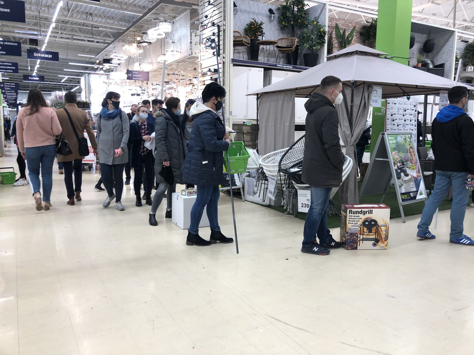 Najwięcej ludzi jest przy kasach.