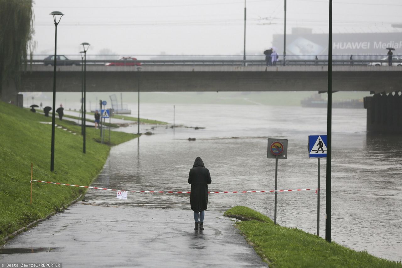 Wysoki stan wody w Wiśle. W ciągu następnego stulecia możemy spodziewać się nasilenia ekstremalnych zjawisk pogodowych - i ulew, i susz 