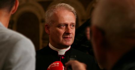 Ma zwolnić miejsce dla współpracownika arcybiskupa? Afera w Mariackim