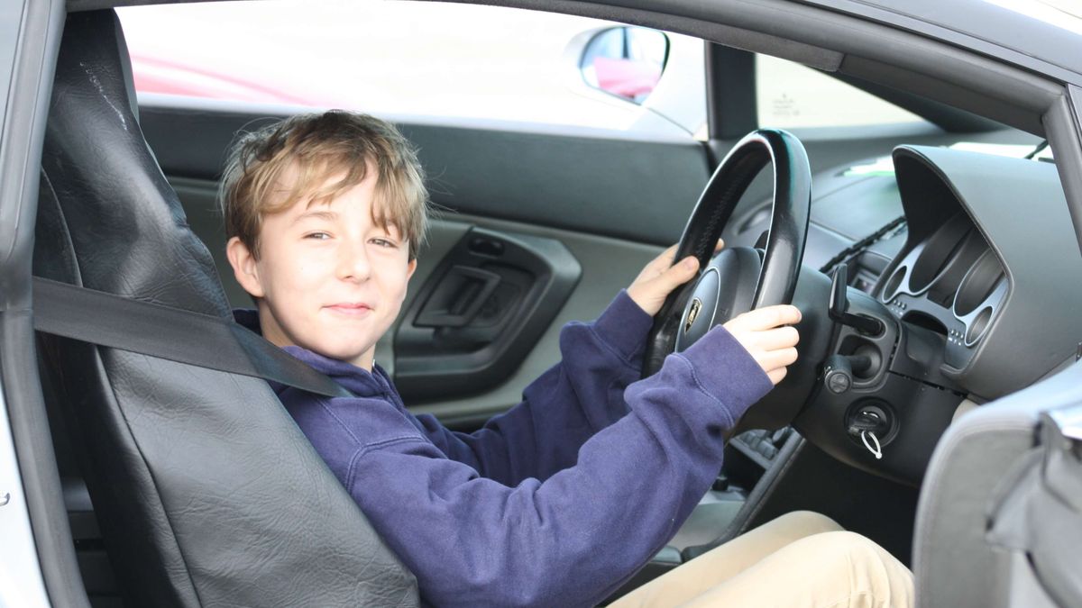 Przyszli kierowcy mogą spróbować swoich sił w różnych pojazdach.