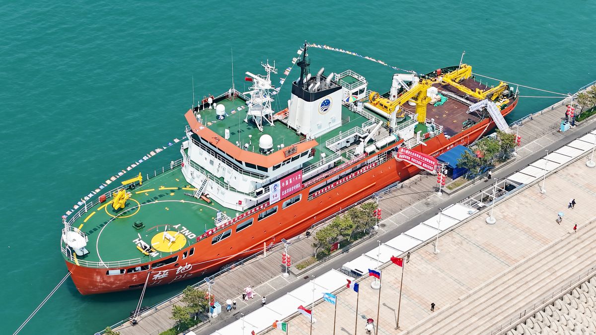 Lodołamacz Xue Long 2 Polar cumuje przy molo w Qingdao w Chinach. Zdjęcie z 3 lipca 