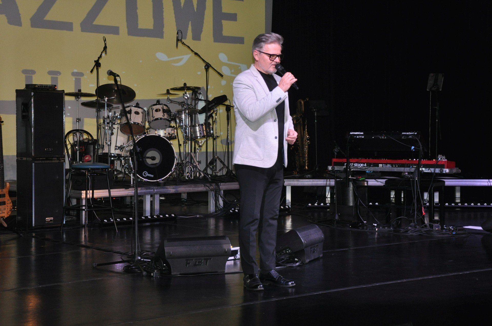 XXII Zaduszki Jazzowe w Końskich. Zagrał Wojtek Pilichowski i jego zespół. Gości powitał dyrektor Koneckiego Centrum Kultury Piotr Salata