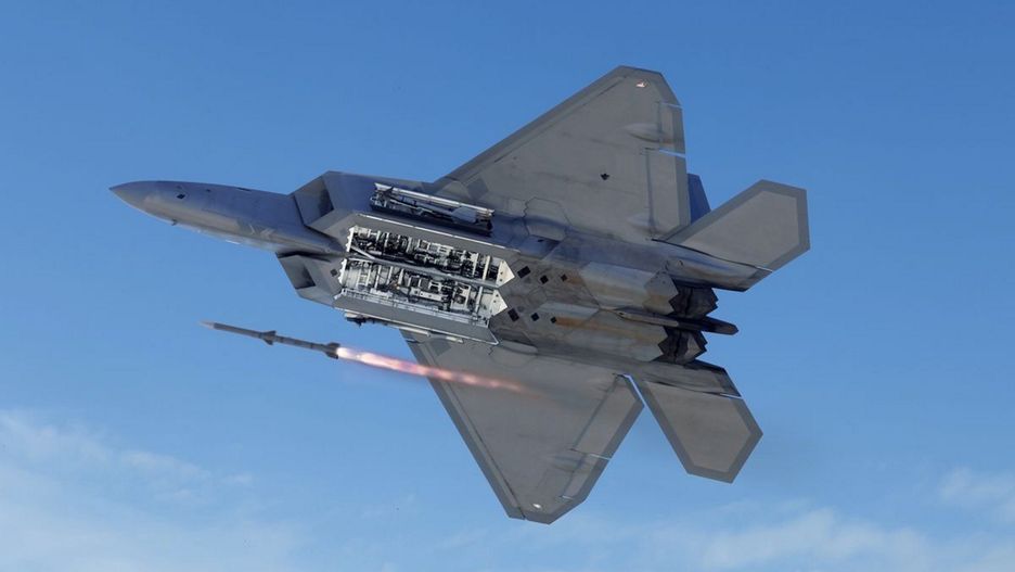 Samolot F-22 Raptor wystrzeliwujący pocisk powietrze powietrze AMRAAM