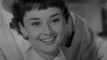 Ten film uczynił GWIAZDĘ z Audrey Hepburn. Widzowie będą mogli obejrzeć go dziś w środku nocy