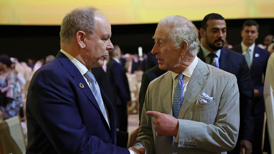 Koronowane głowy na szczycie COP28 w Dubaju. Król Karol III i książę Albert II z Monaco 