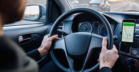 Popularna aplikacja do zamawiania przejazdów taxi wprowadziła zmiany. Sprawdź, kiedy zapłacisz więcej