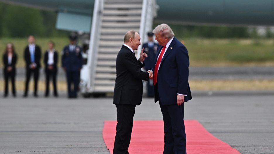 epaselect epa12303523 US President Donald Trump (R) welcomes Russian President Vladimir Putin during their meet to negotiate at Joint Base Elmendorf-Richardson in Anchorage, Alaska, USA, 15 August 2025. EPA/SERGEY BOBYLEV/SPUTNIK/KREMLIN POOL / POOL MANDATORY CREDIT Dostawca: PAP/EPA.
