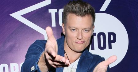 Rafał "Osobowość Roku" Brzozowski zdradza kulisy programu: "Pomagam rozładować stres, żartuję z uczestnikami i opowiadam dowcipy"