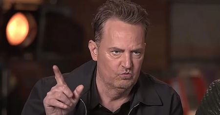 "Przyjaciele". Produkcja serialu ucina plotki o kiepskiej formie Matthew Perry'ego: "Wszystko z nim w porządku"