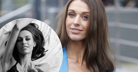 Julia Kamińska jest szczuplutka. Pozuje w łóżku ubrana jedynie w koronkową bieliznę