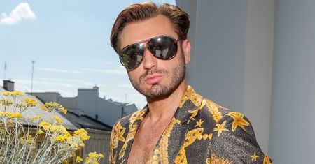 Rafał Grabias pokazał zdjęcie z młodości: mocna opalenizna, włos na żel i zawadiacka koszula (FOTO)