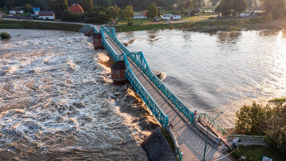 Wrocław, 19.09.2024. Dynamiczna sytuacja powodziowa. Wysoki poziom wody na Odrze w Jazie Bartoszowickim we Wrocławiu, 19 bm. Do stolicy Dolnego Śląska dotarła fala kulminacyjna na Odrze. Według danych IMGW, poziom wody w Trestnie na granicy miasta wyniósł 631 cm, co było wartością niższą, niż zakładana w negatywnym scenariuszu. (sko) PAP/Maciej Kulczyński