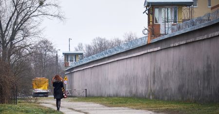 Bliscy osadzonych boją się o ich życie w obliczu koronawirusa. "Odziera się ich z człowieczeństwa"