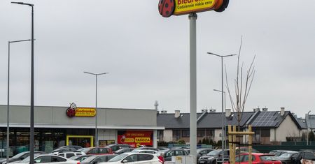 Nowy system na parkingach Biedronki. Oto na czym polega