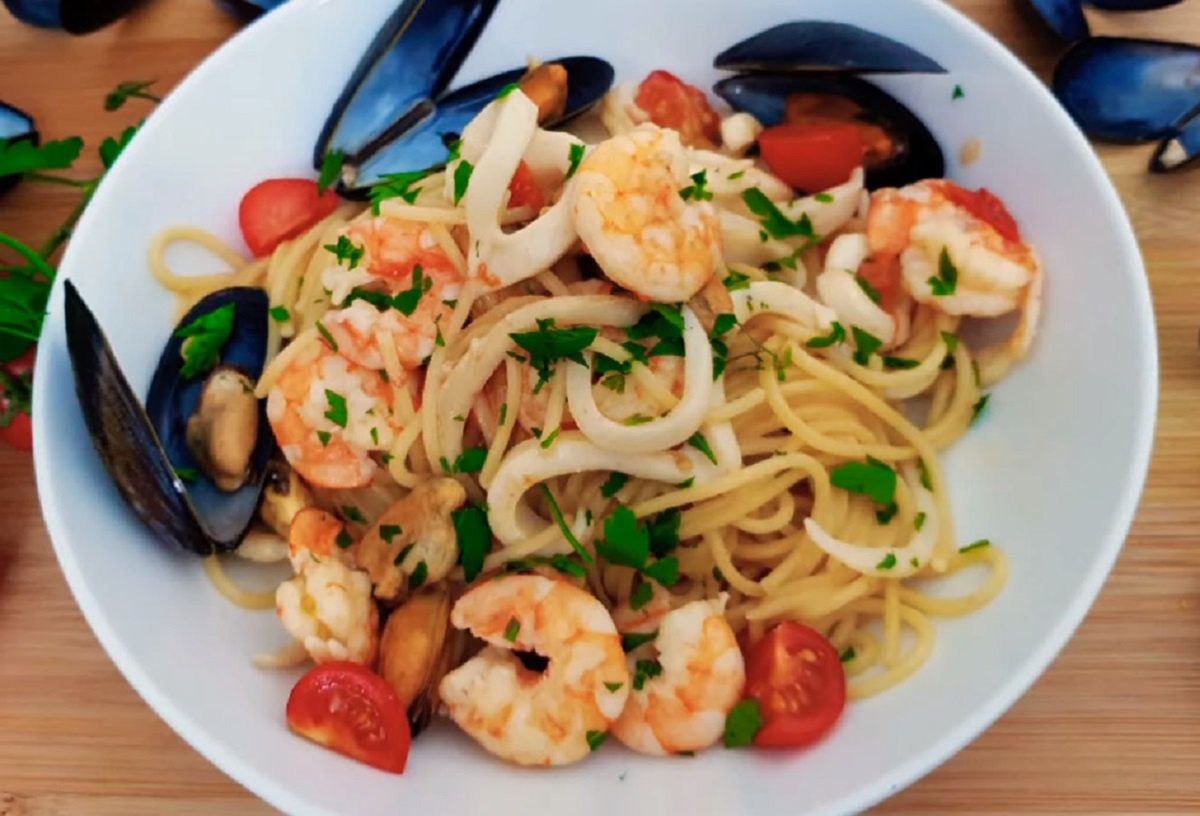 Spaghetti frutti di mare to sycące danie dla fanów owoców morza. 
