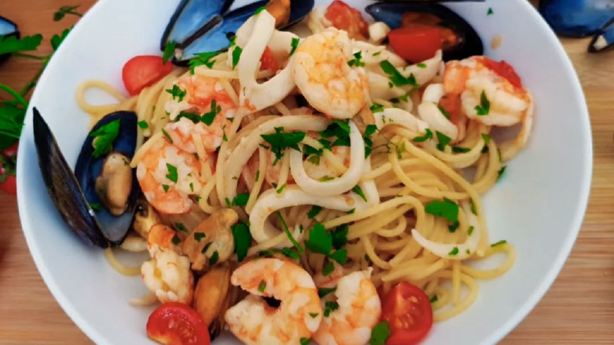 Spaghetti frutti di mare to sycące danie dla fanów owoców morza. 