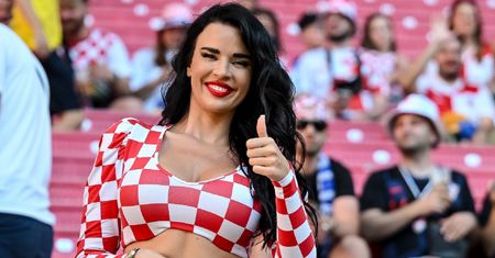 Ivana Knoll znów na stadionie. Jej stylizacja obiegła internet. Przesadziła?