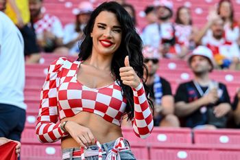 Ivana Knoll znów na stadionie. Jej stylizacja obiegła internet. Przesadziła?