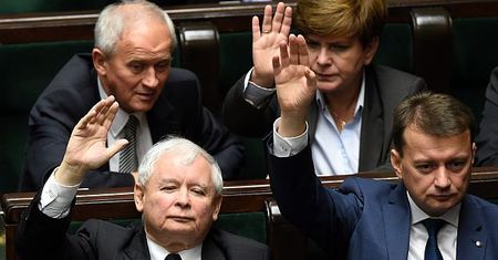 Syn ministra porąbał sąsiadom drzwi siekierą!