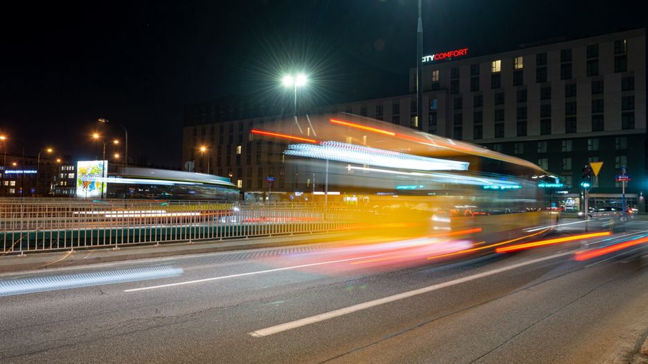 Warszawa na wyłączeniu oświetlenia w ciągu miesiąca mogłaby zaoszczędzić 1,1 mln zł. 