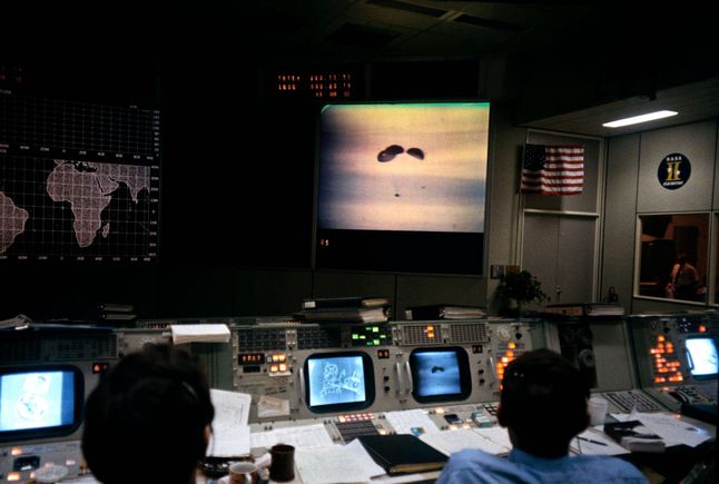 Kontrola lotów podczas wodowania Apollo 13