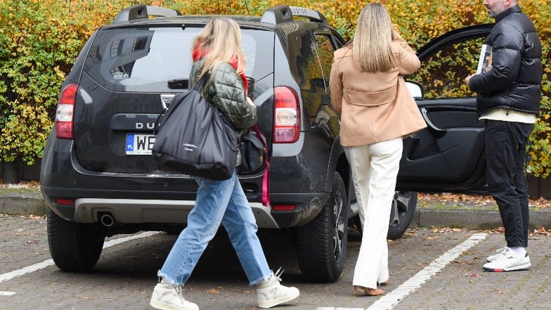 Małgorzata "kopciuszek" Rozenek niemal GUBI BUTA pod siedzibą Dzień Dobry TVN 